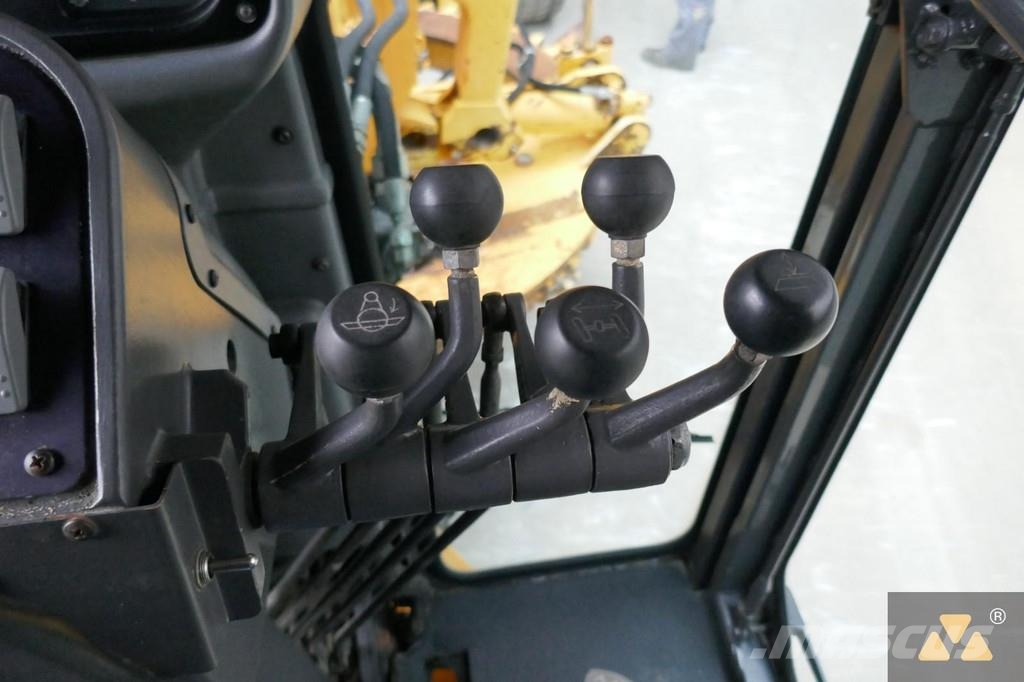 Volvo G720B معدات تمهيد الطرق