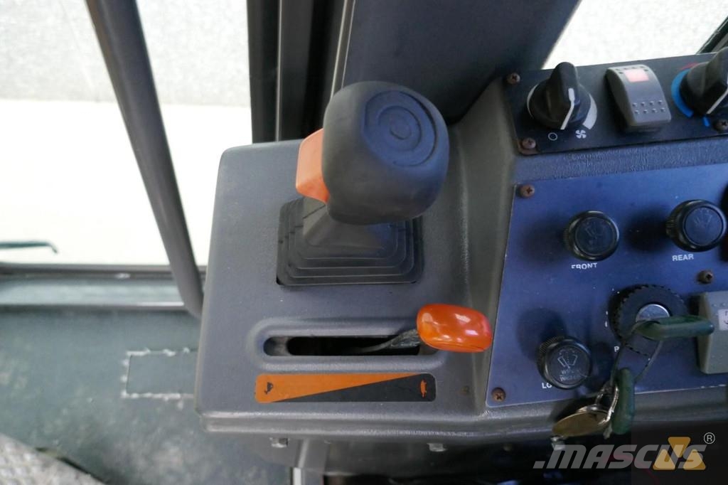 Volvo G720B معدات تمهيد الطرق