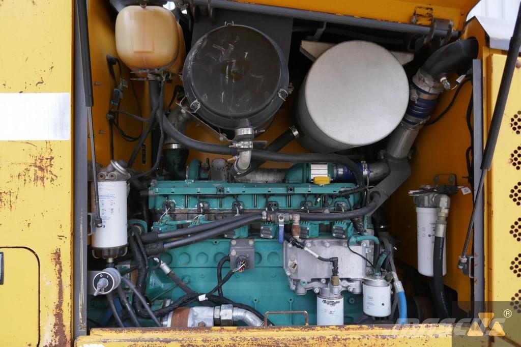Volvo G720B معدات تمهيد الطرق