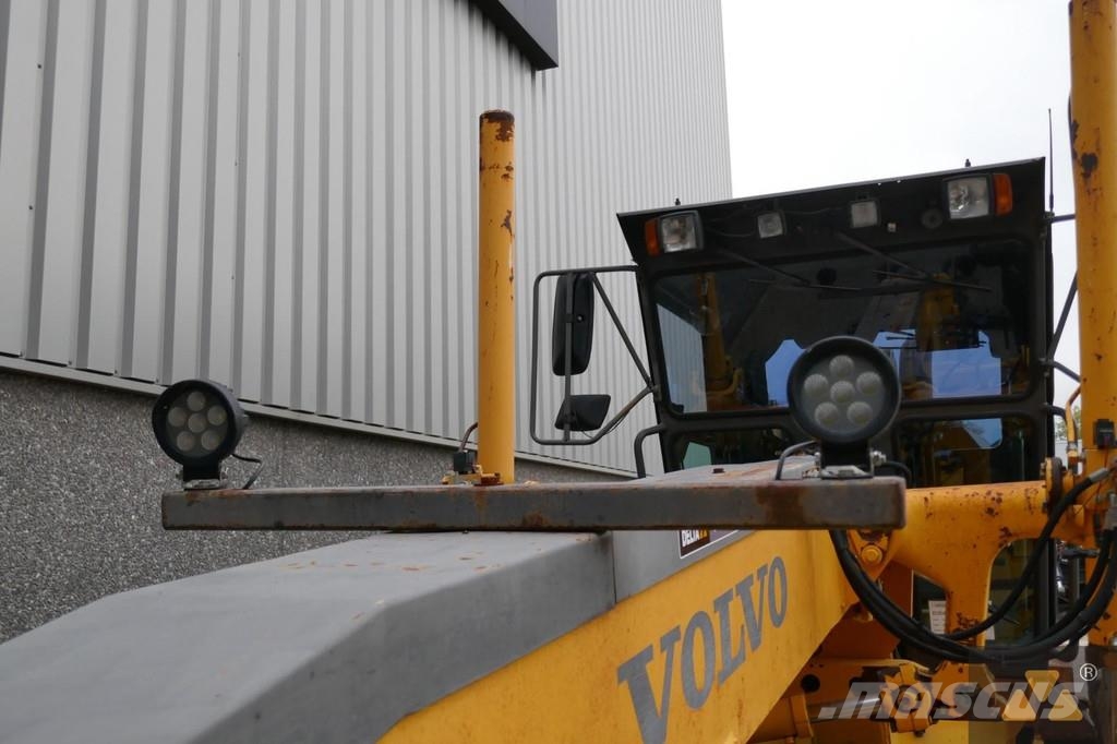 Volvo G720B معدات تمهيد الطرق