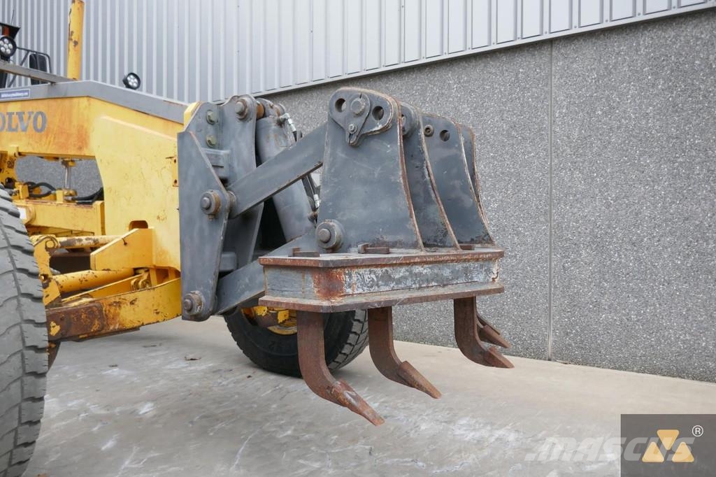 Volvo G720B معدات تمهيد الطرق