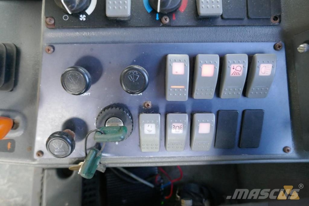 Volvo G720B معدات تمهيد الطرق