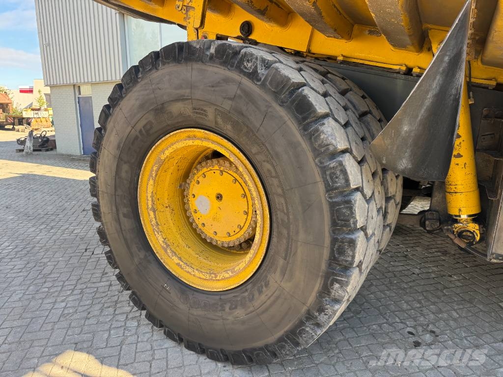 Komatsu HD 605-7E0 초대형 덤프 트럭