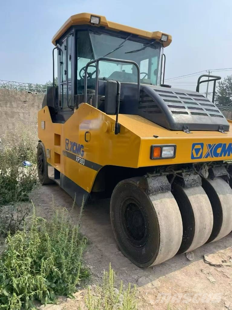 XCMG XP 303K 膠輪滾壓機