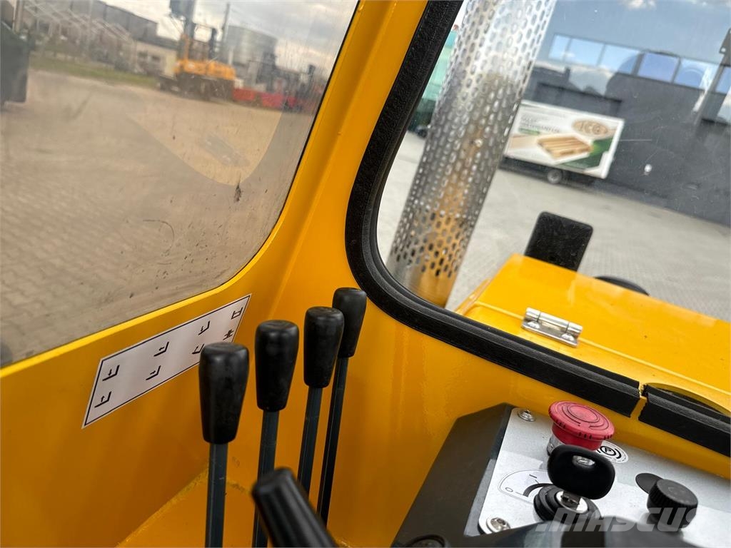 Combilift C2500 // Compact // Wide positioner 4-way reach trucks