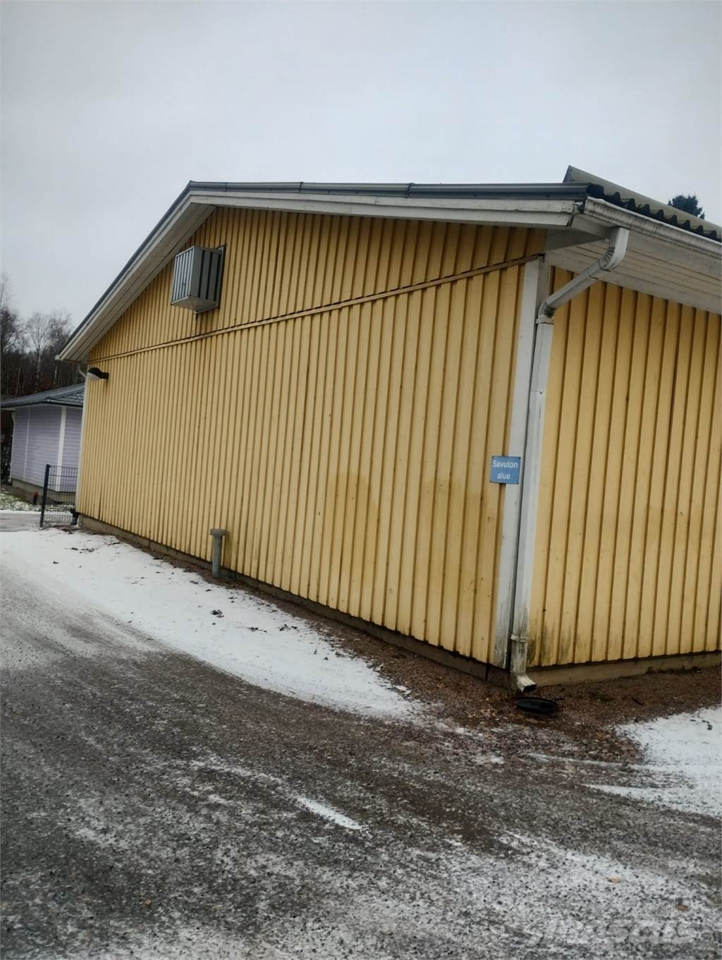 Viipalekoulu neljällä opetustilalla Настаняване на обекта