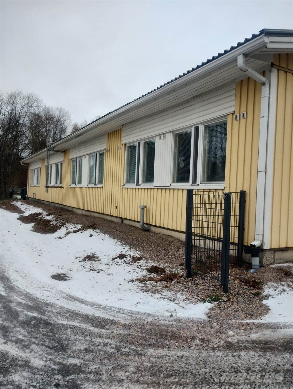 Viipalekoulu neljällä opetustilalla Настаняване на обекта