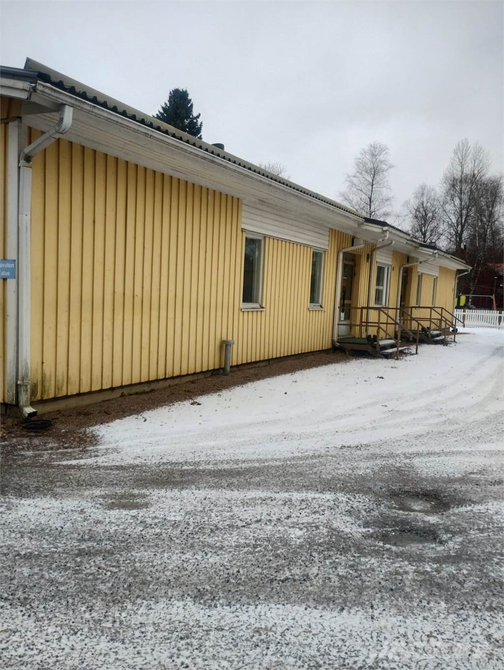 Viipalekoulu neljällä opetustilalla Настаняване на обекта