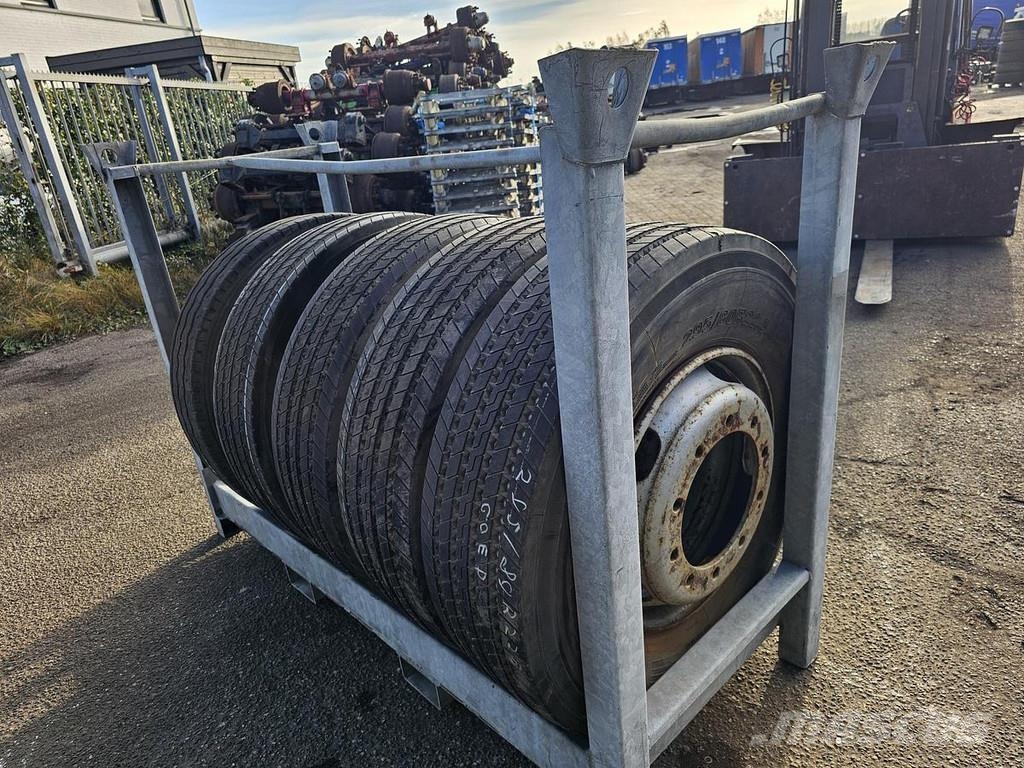 Hankook 295/80 R 22.5 14 MM OP VELG -WITH RIM 輪胎、車輪和輪圈