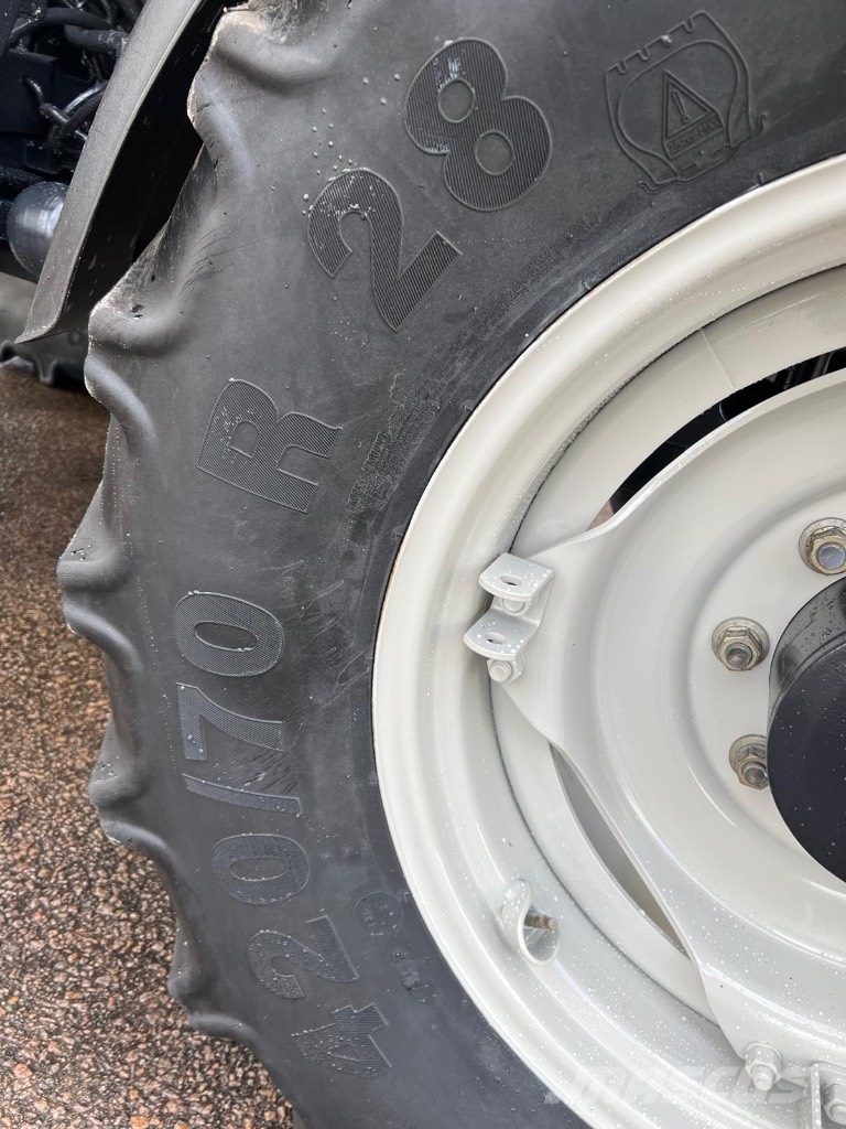 Valtra N 121 Advance etukuormaajalla Traktorer
