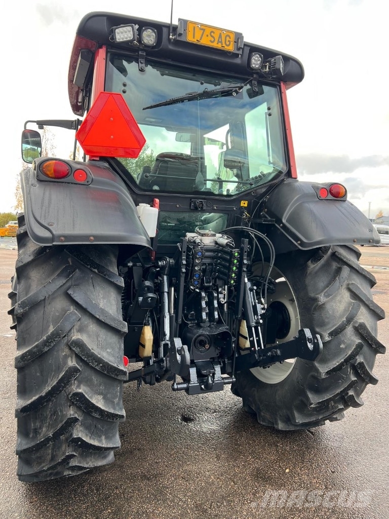 Valtra N 121 Advance etukuormaajalla Traktorer