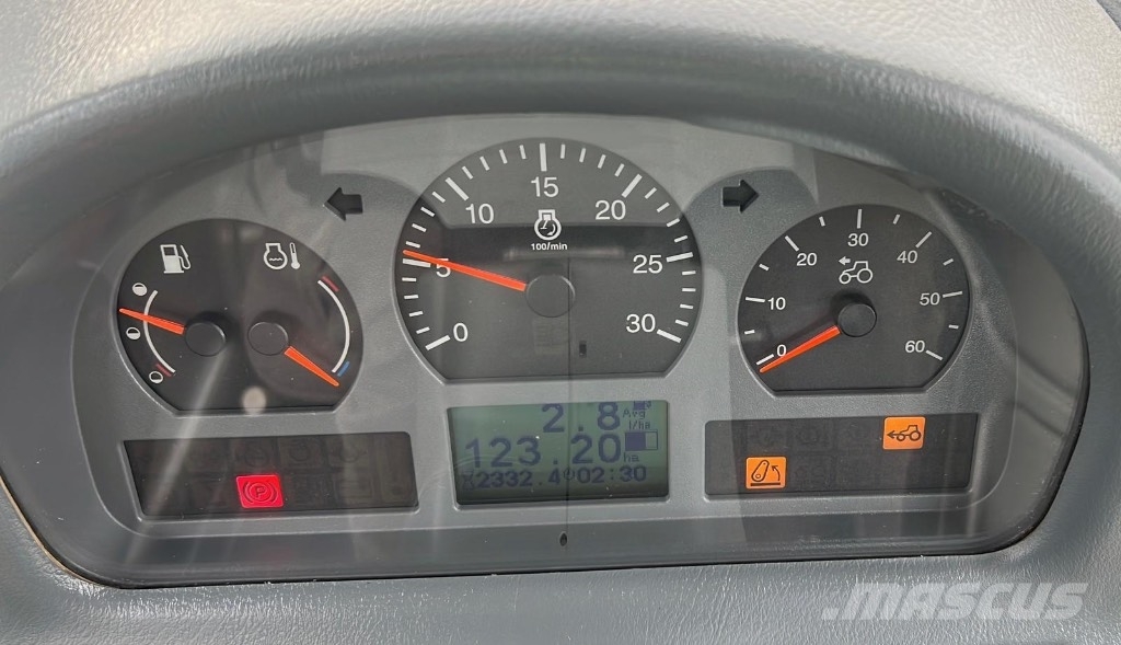 Valtra N 121 Advance etukuormaajalla Traktorer