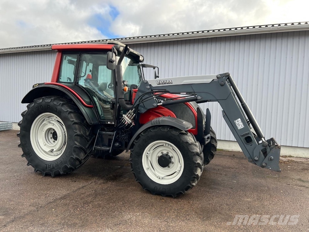 Valtra N 121 Advance etukuormaajalla Traktorer