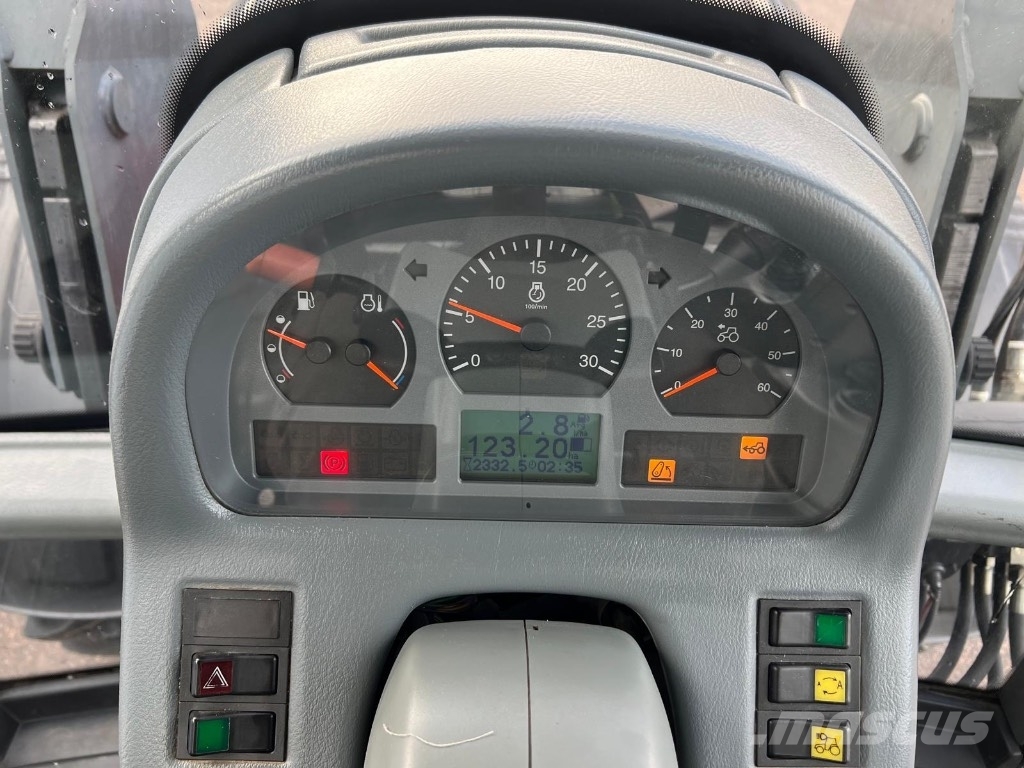 Valtra N 121 Advance etukuormaajalla Traktorer