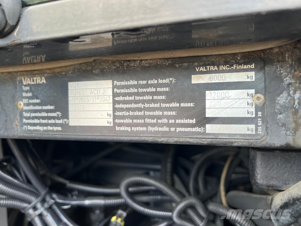 Valtra N 121 Advance etukuormaajalla Traktorer