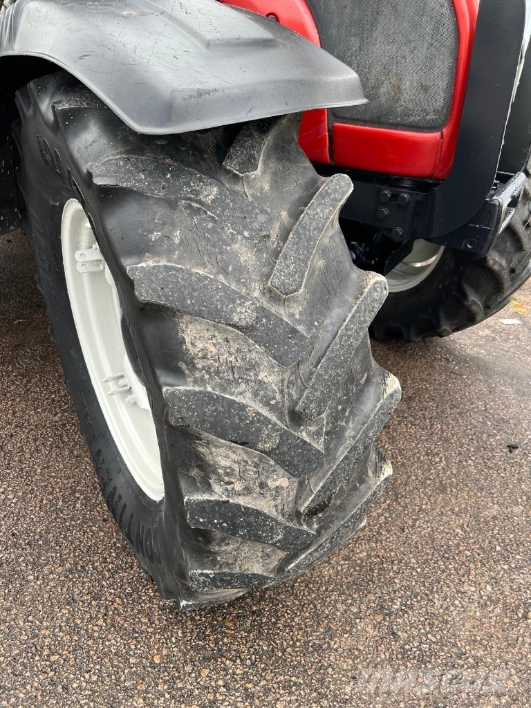 Valtra N 121 Advance etukuormaajalla Traktorer