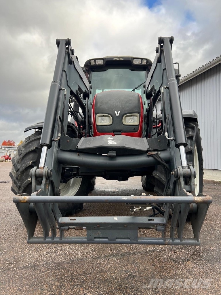 Valtra N 121 Advance etukuormaajalla Traktorer
