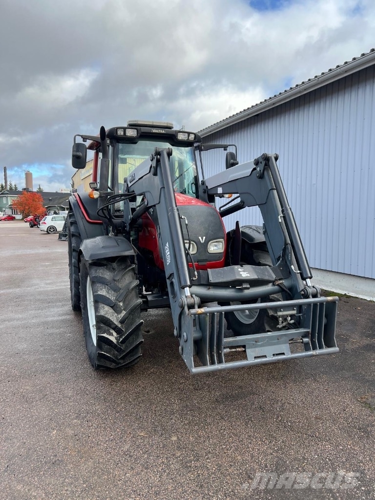 Valtra N 121 Advance etukuormaajalla Traktorer