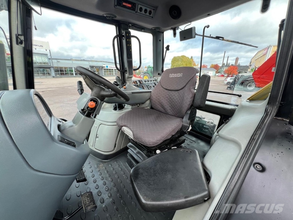 Valtra N 121 Advance etukuormaajalla Traktorer