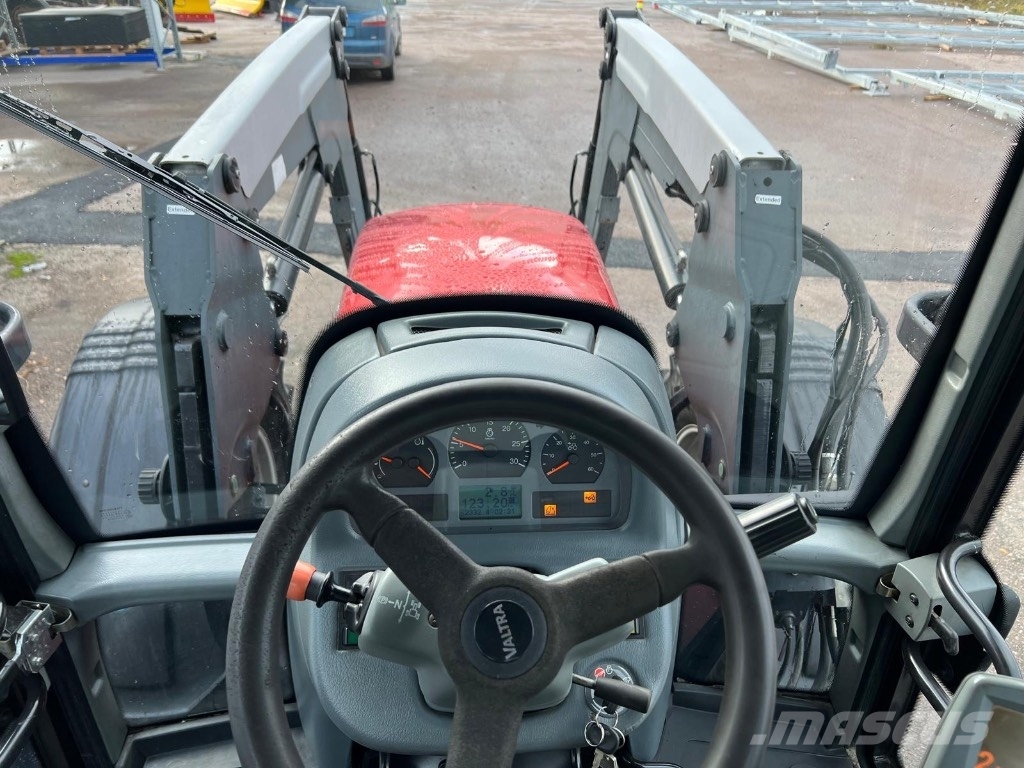 Valtra N 121 Advance etukuormaajalla Traktorer
