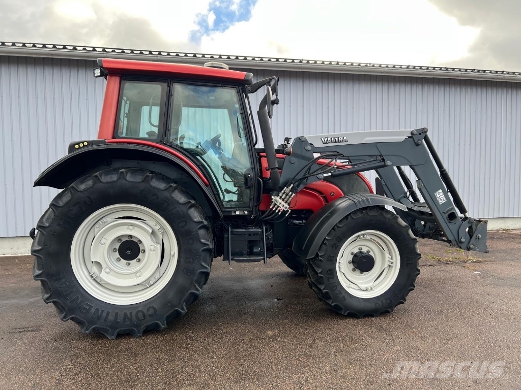 Valtra N 121 Advance etukuormaajalla Traktorer