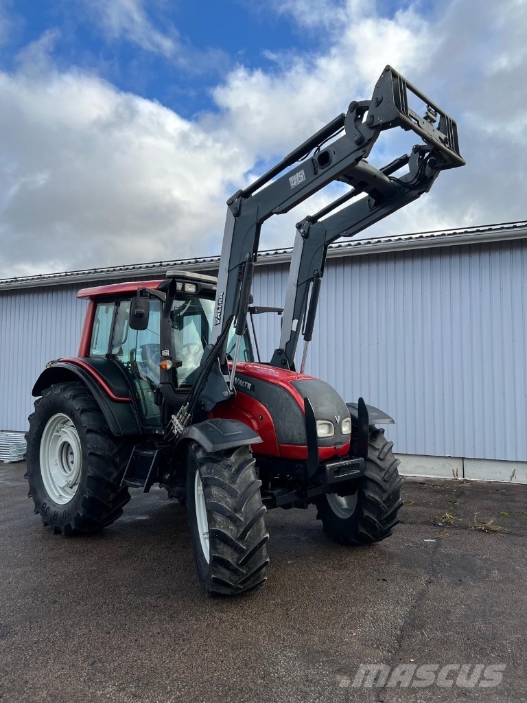 Valtra N 121 Advance etukuormaajalla Traktorer
