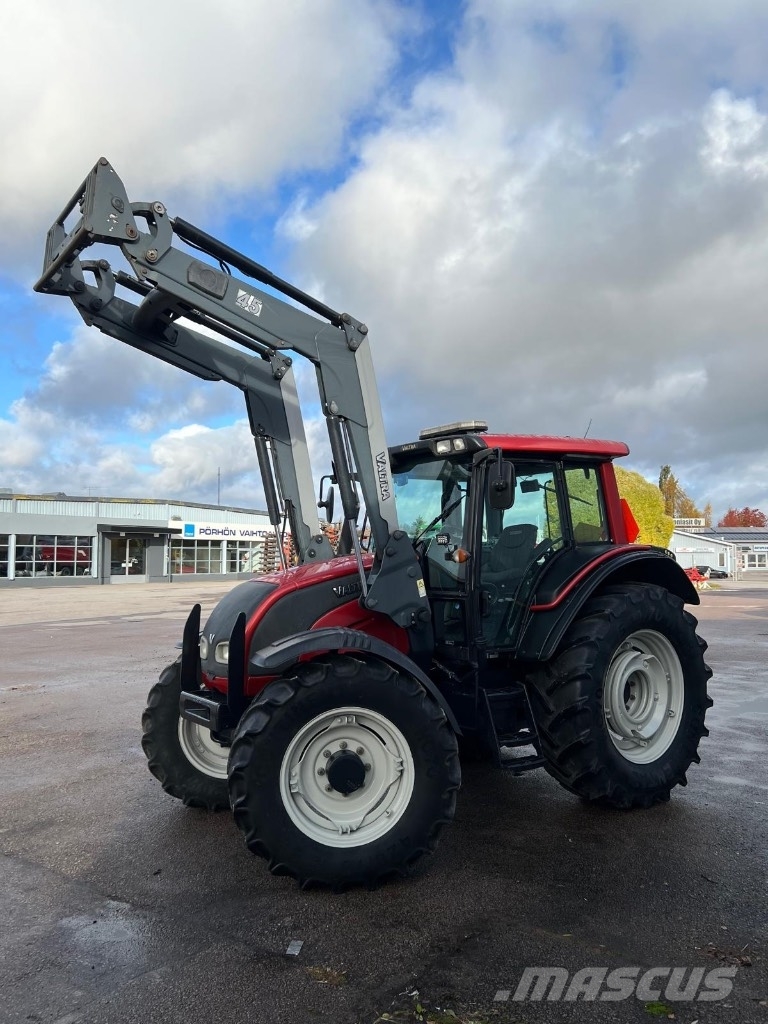 Valtra N 121 Advance etukuormaajalla Traktorer