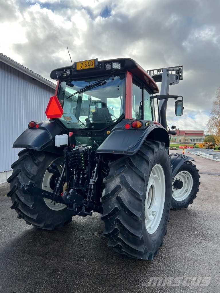 Valtra N 121 Advance etukuormaajalla Traktorer