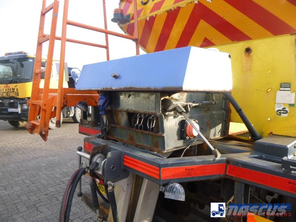 DAF LF 55.220 4x2 RHD gritter / snow plough Pistenraupen