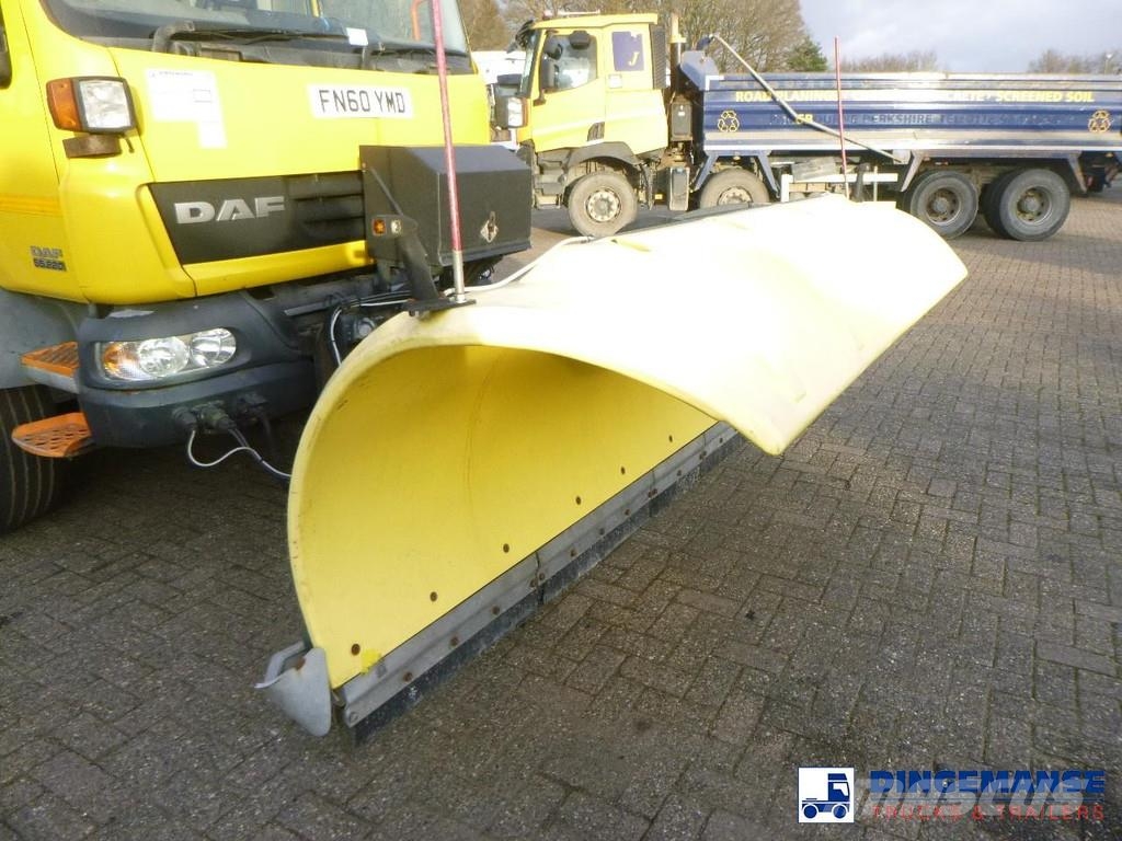 DAF LF 55.220 4x2 RHD gritter / snow plough Pistenraupen