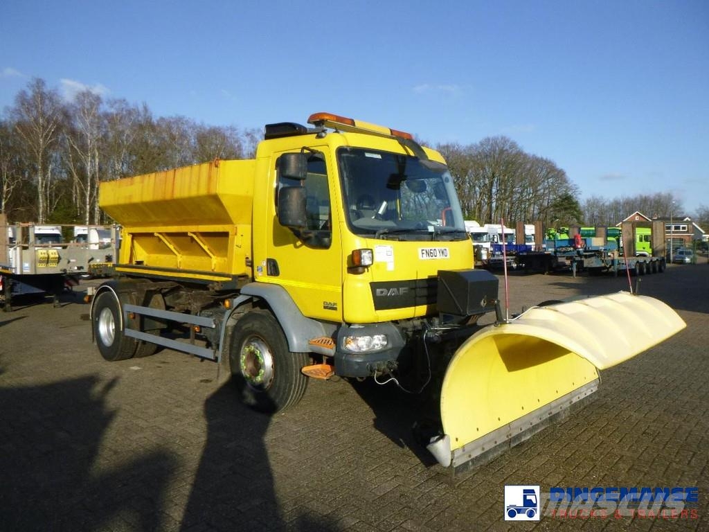 DAF LF 55.220 4x2 RHD gritter / snow plough Pistenraupen