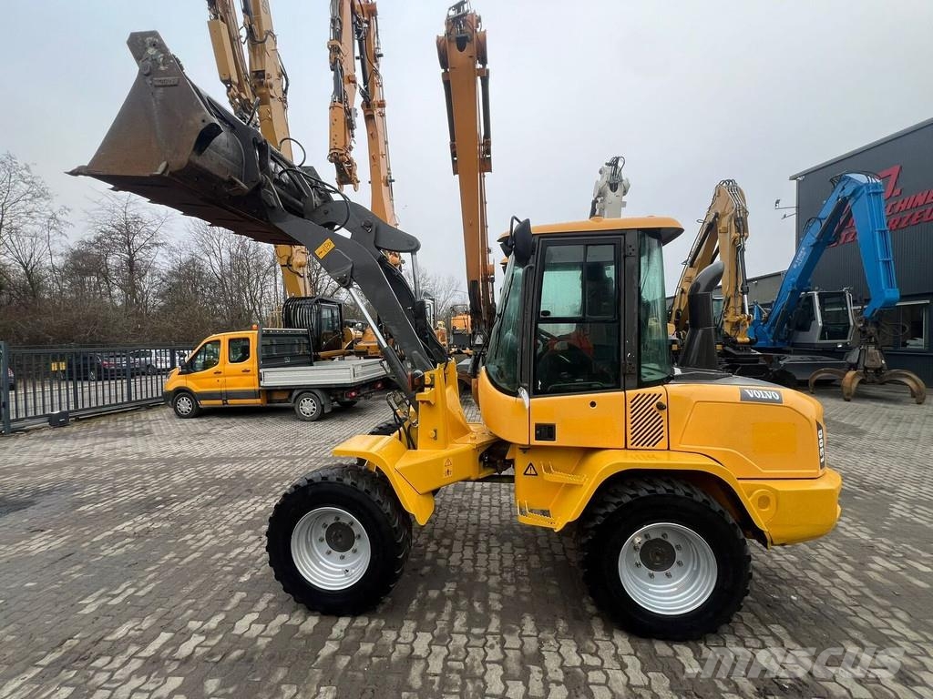 Volvo L 30 G لوادر بعجل