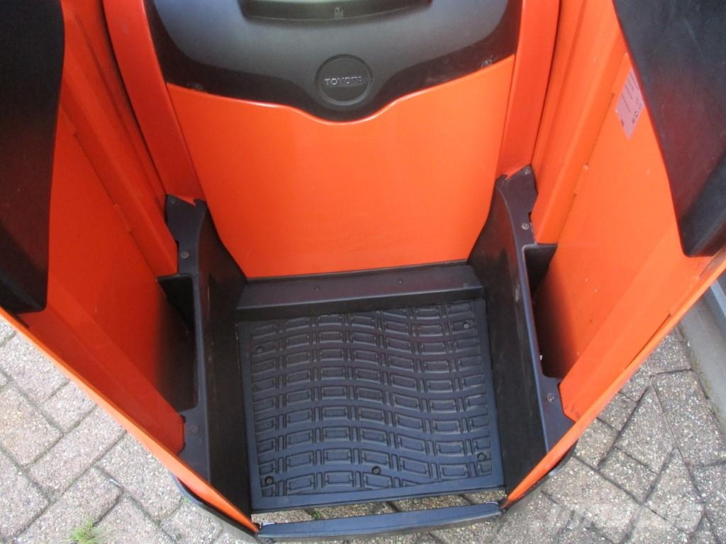 Toyota LPE250 Vezetőállásos alacsony emelőkocsi