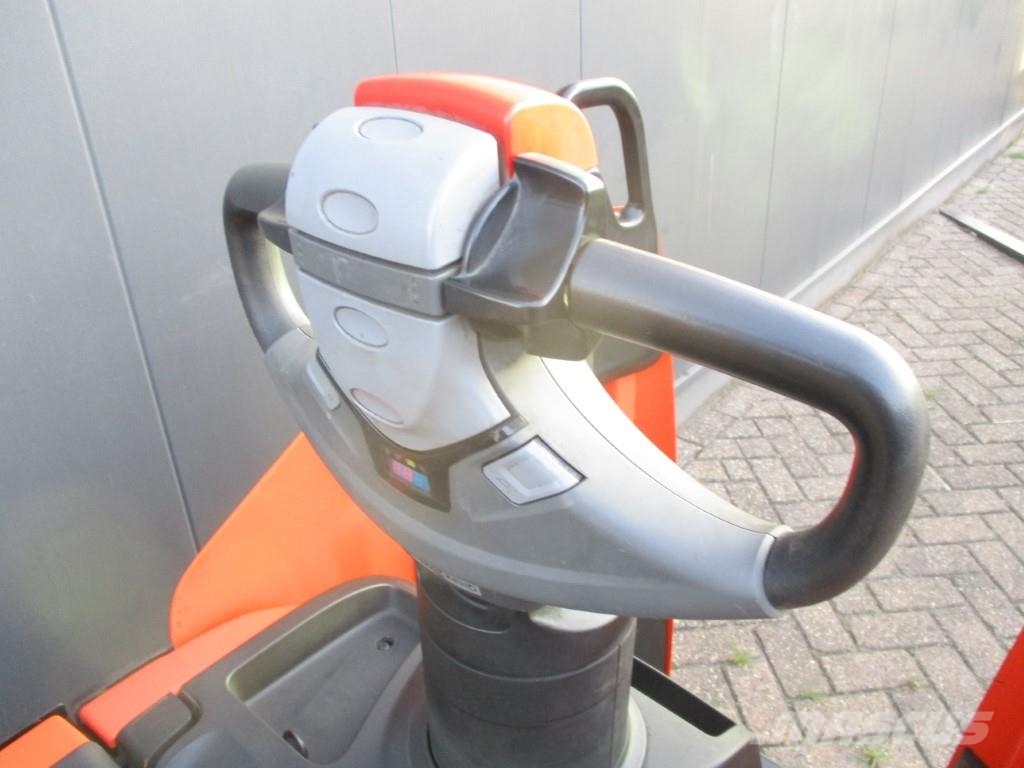 Toyota LPE250 Vezetőállásos alacsony emelőkocsi