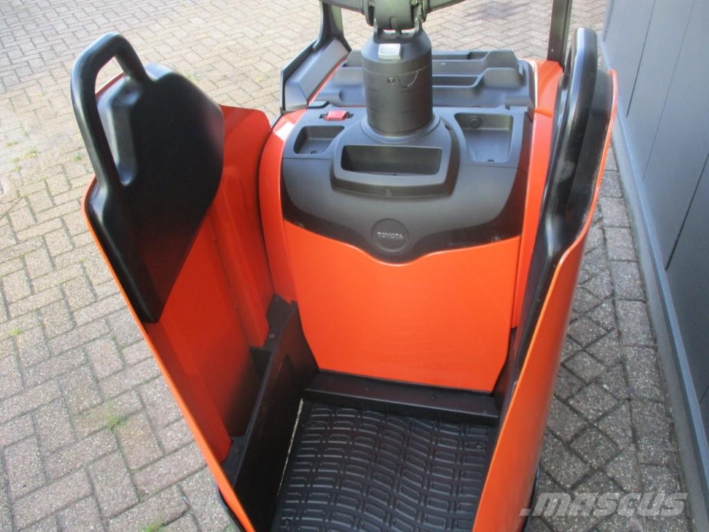 Toyota LPE250 Vezetőállásos alacsony emelőkocsi