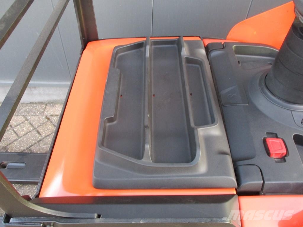 Toyota LPE250 Vezetőállásos alacsony emelőkocsi