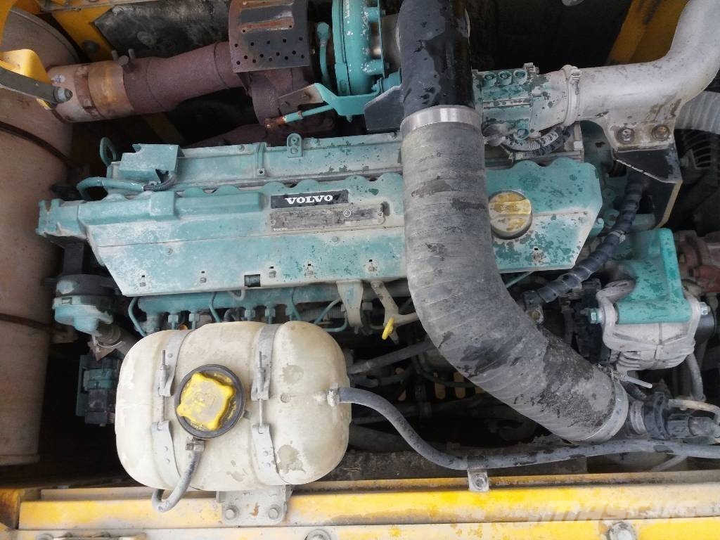 Volvo EC 240 B LC حفارات زحافة