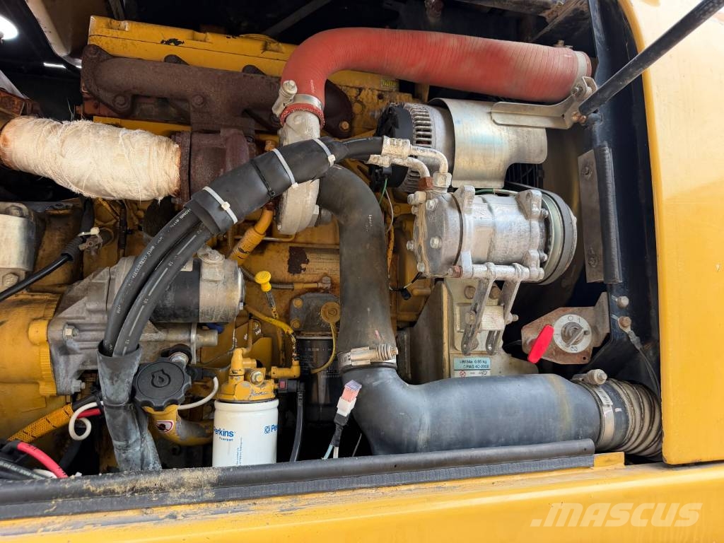 CAT M320D Bagri na kolesih