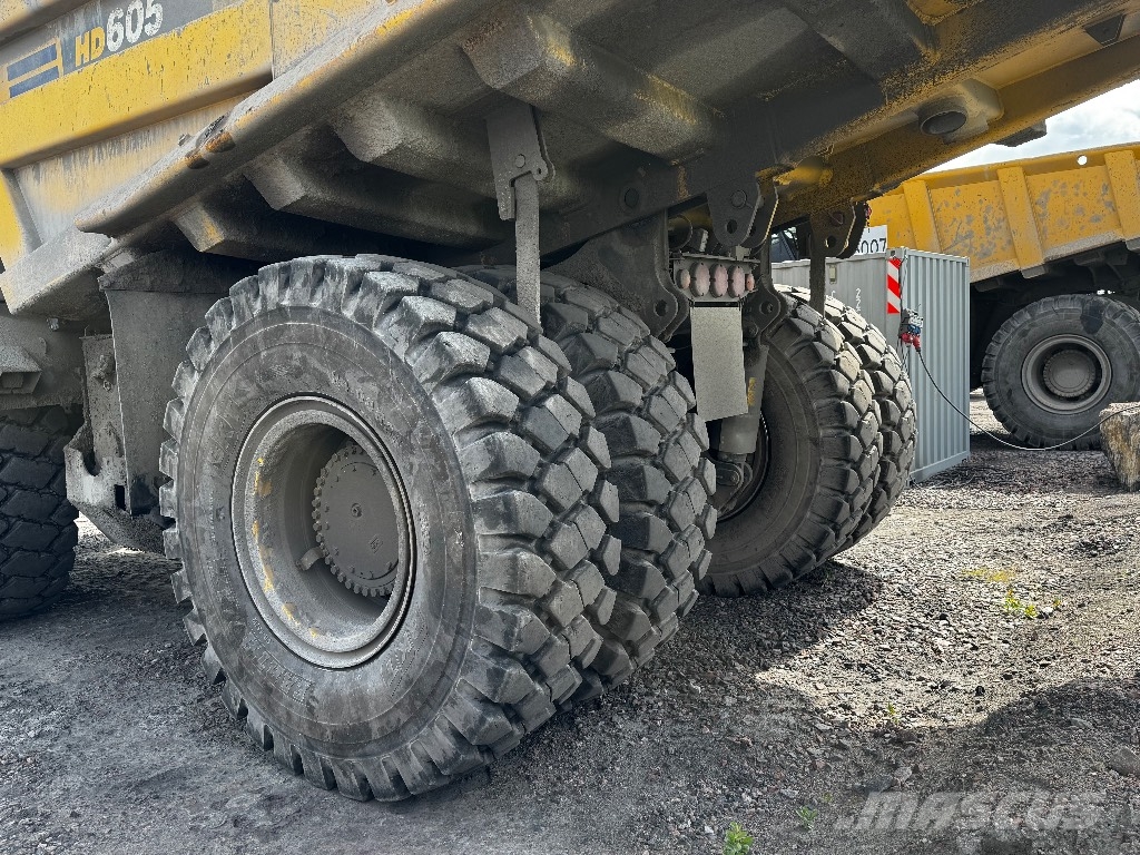 Komatsu 605-8 شاحنات المخلفات الصلبة