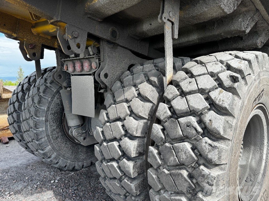 Komatsu 605-8 شاحنات المخلفات الصلبة
