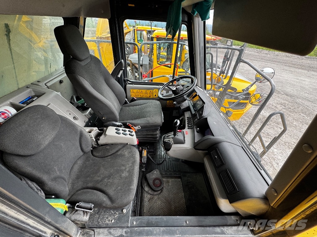 Komatsu 605-8 شاحنات المخلفات الصلبة