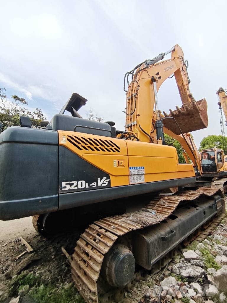 Hyundai 520 VS Bagri goseničarji