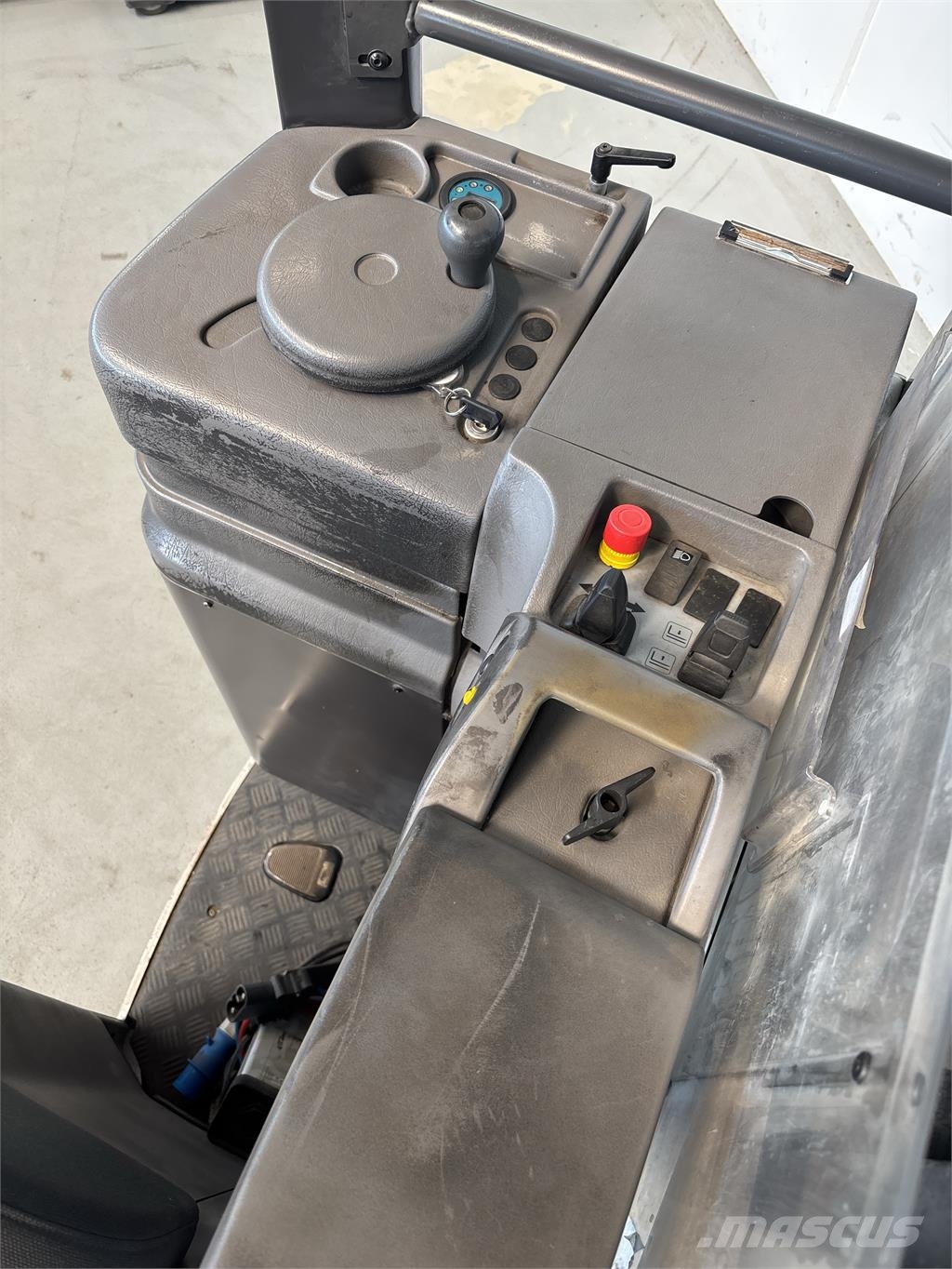 Atlet AJN160 自走式スタッカー
