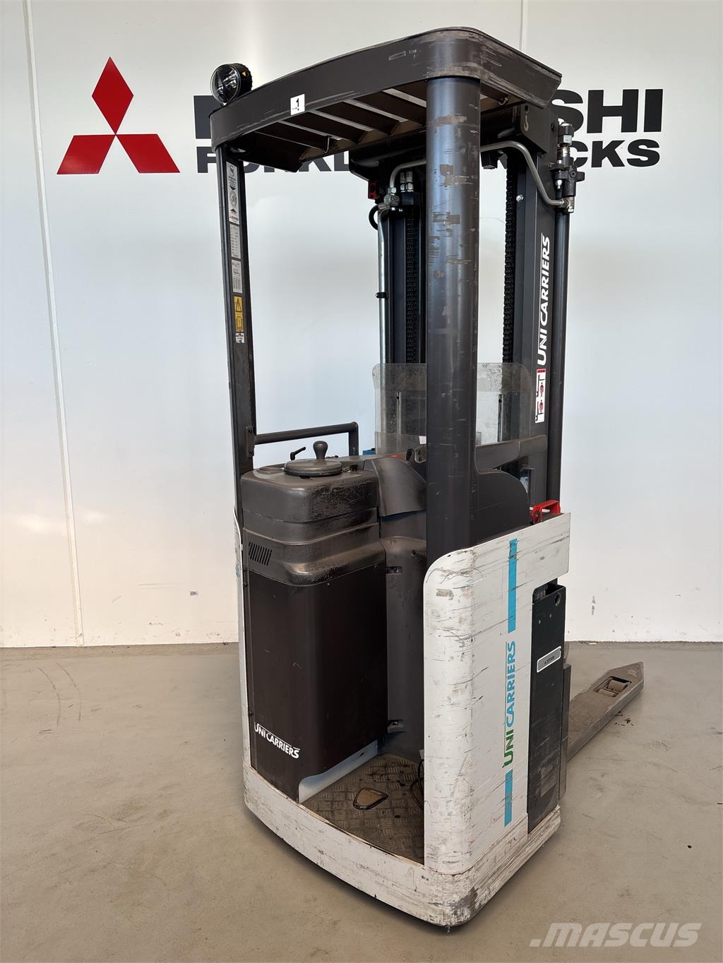 Atlet AJN160 自走式スタッカー