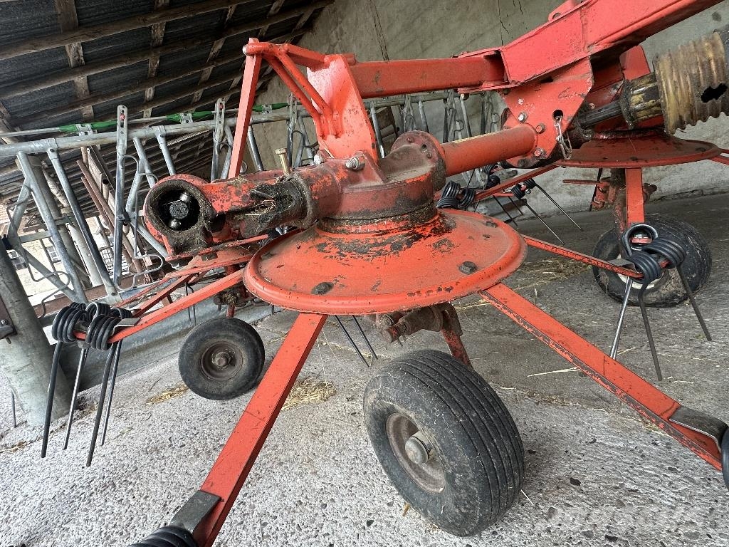 Kuhn GF 5000M 耙與翻草機