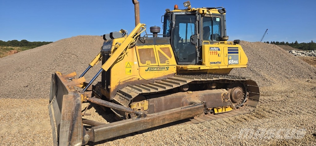 Komatsu D65PXI-18 بلدوزرات مجنزرة