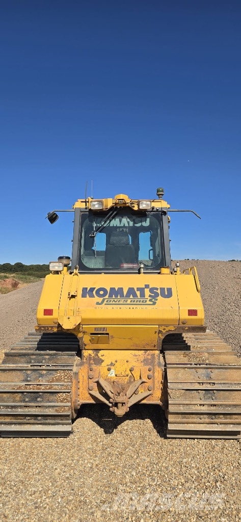 Komatsu D65PXI-18 بلدوزرات مجنزرة