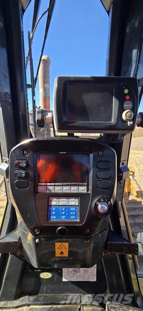 Komatsu D65PXI-18 بلدوزرات مجنزرة