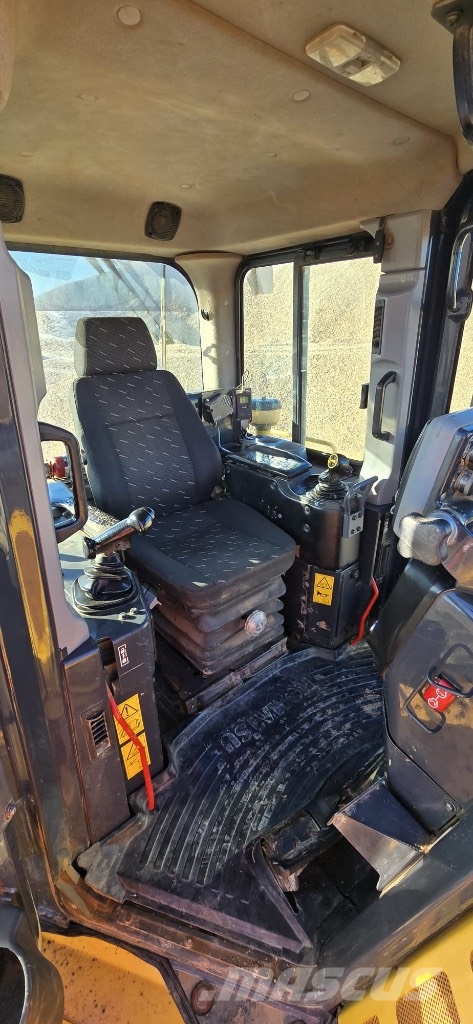 Komatsu D65PXI-18 بلدوزرات مجنزرة