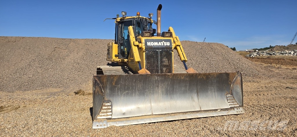 Komatsu D65PXI-18 بلدوزرات مجنزرة
